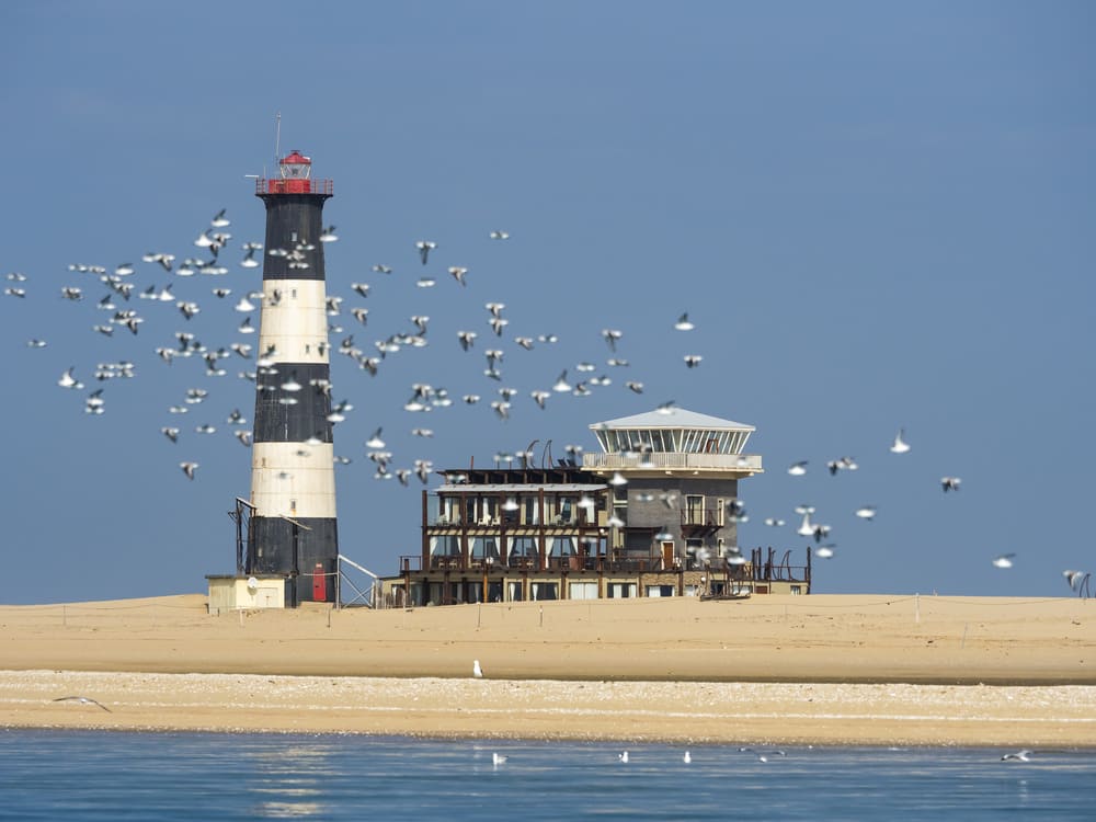 Der Leuchtturm am Pelican Point, mit der Pelican Point Lodge, Walvis Bay, Region Erongo, Namibia, Afrika